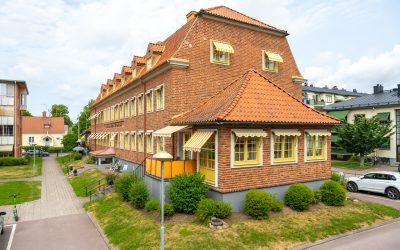 BRF Rättvisan i Klara, två sidobyggnader med torn. Malmgården byggt 1909-1928, ritat av Cyrillus Johansson.