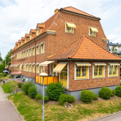 BRF Rättvisan i Klara, två sidobyggnader med torn. Malmgården byggt 1909-1928, ritat av Cyrillus Johansson.